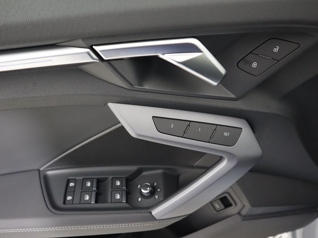 Vehicle image 25 of 34