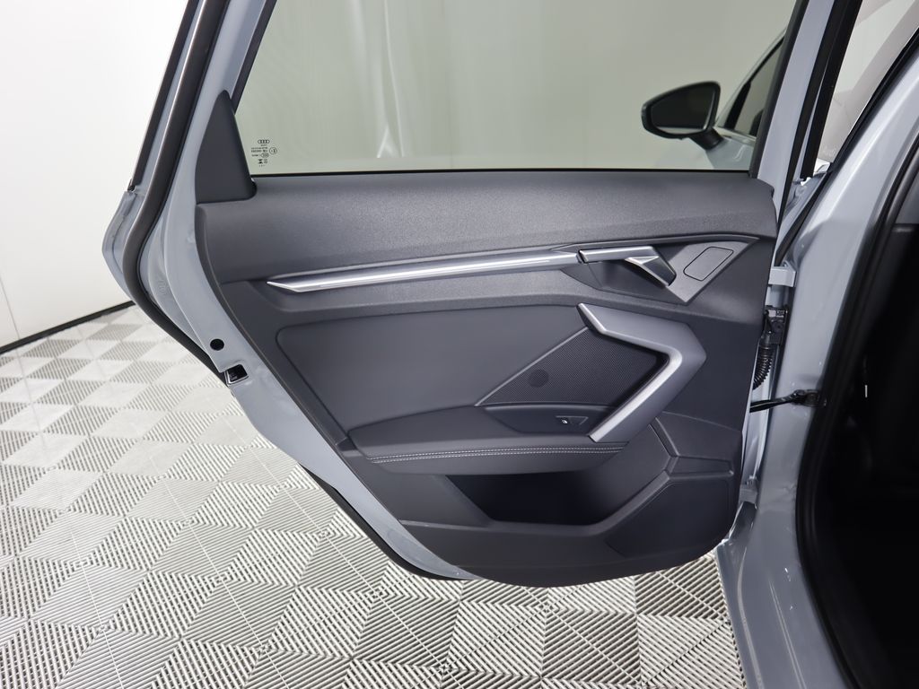 Vehicle image 27 of 34