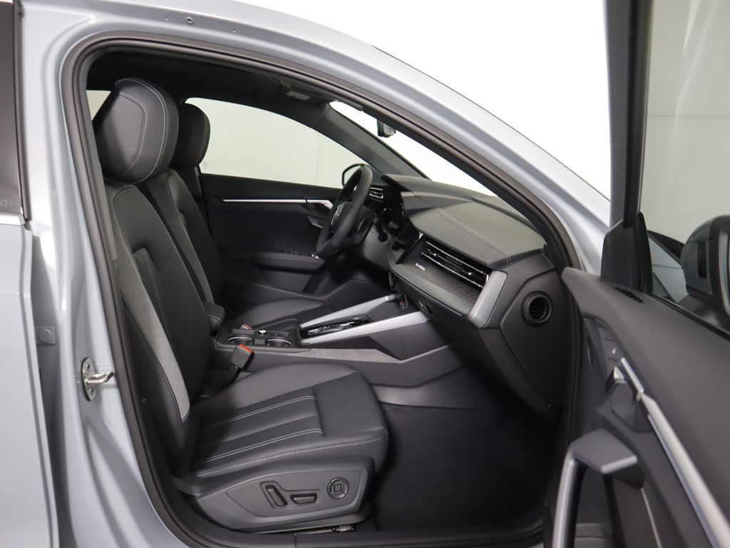 Vehicle image 22 of 34