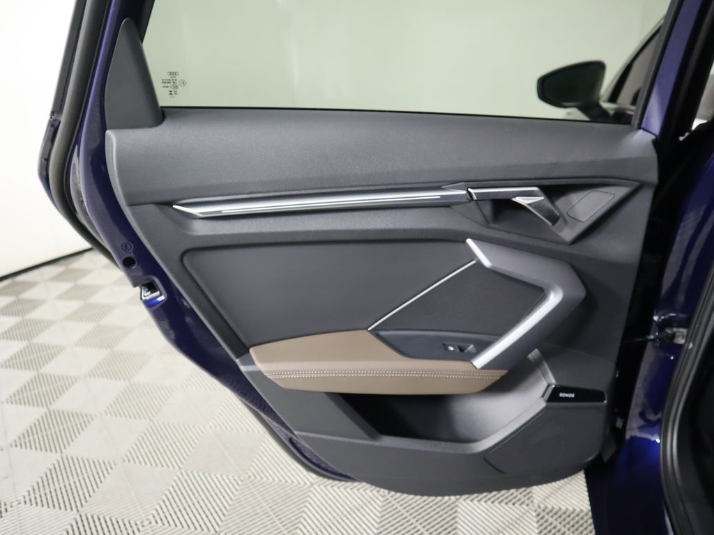 Vehicle image 28 of 34
