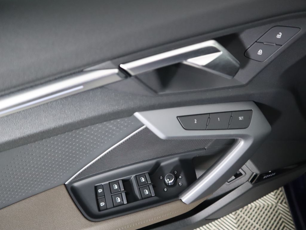 Vehicle image 25 of 34