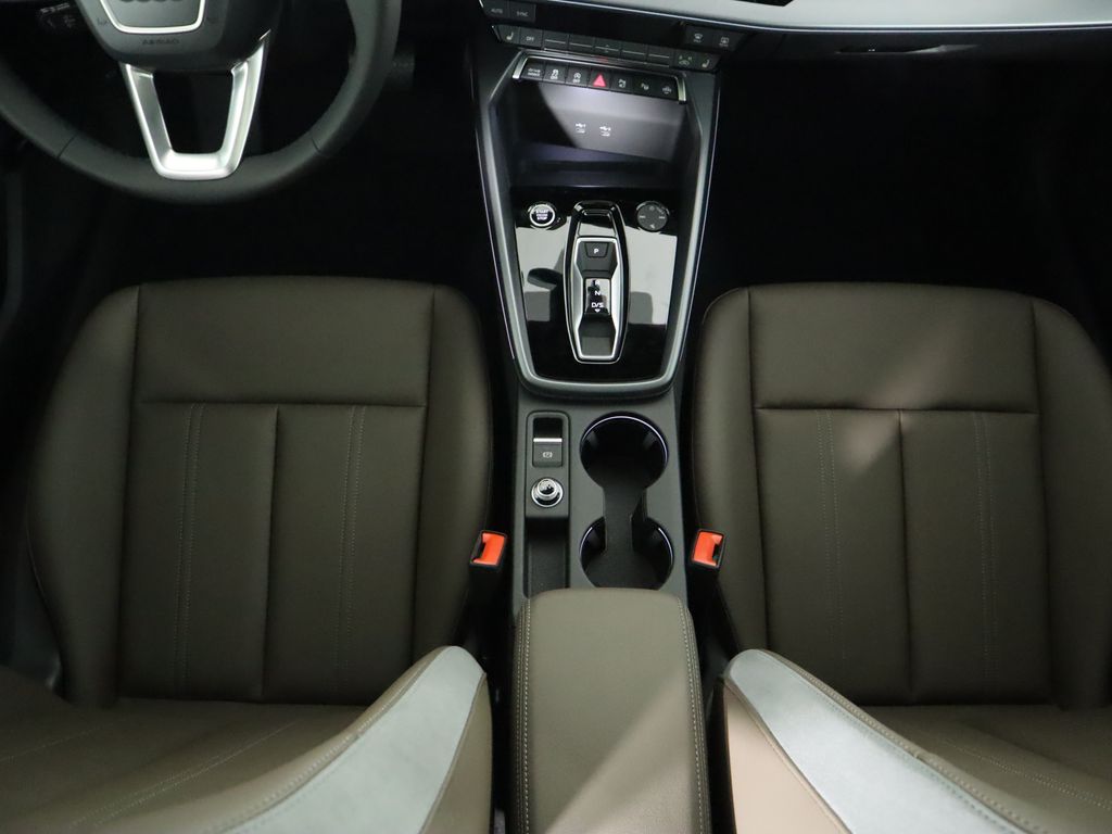 Vehicle image 18 of 34