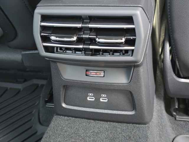 Vehicle image 29 of 43