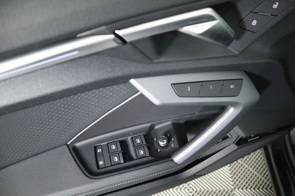 Vehicle image 25 of 34