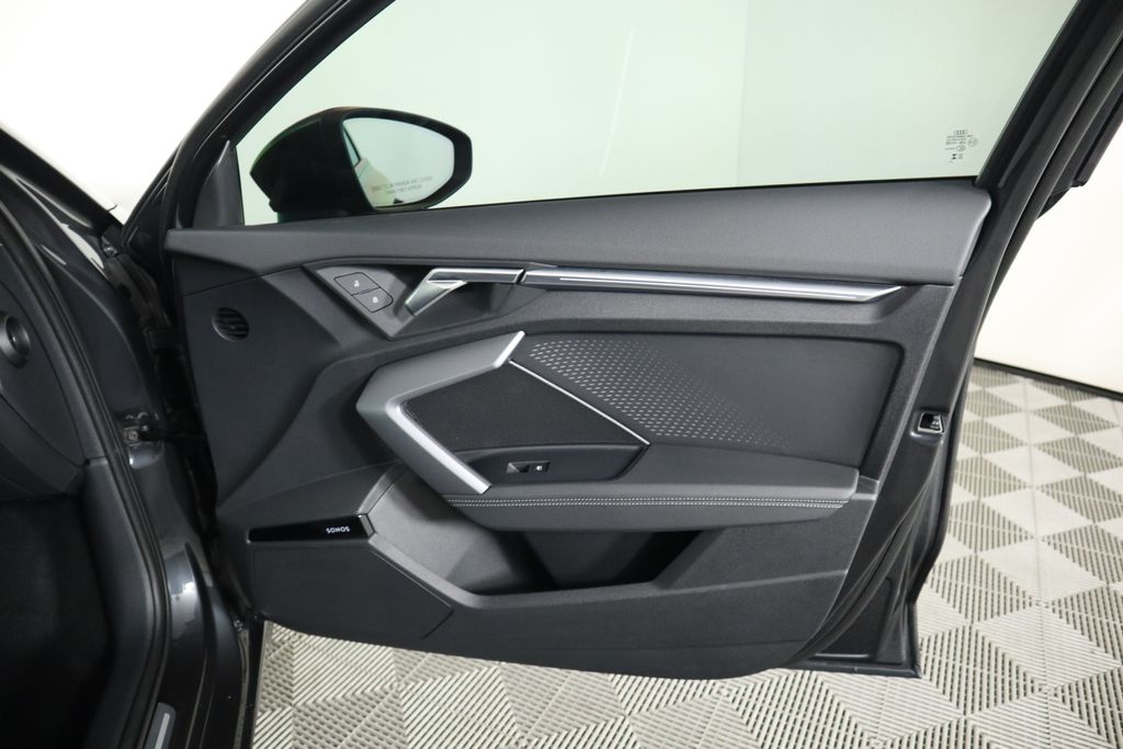 Vehicle image 27 of 34