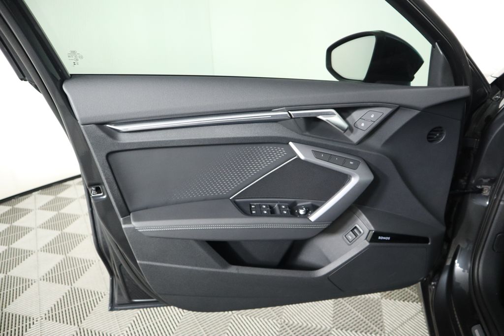 Vehicle image 26 of 34