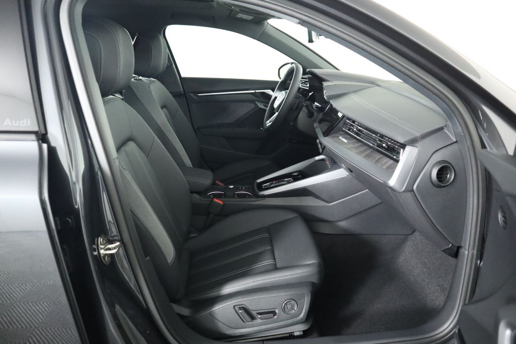 Vehicle image 22 of 34