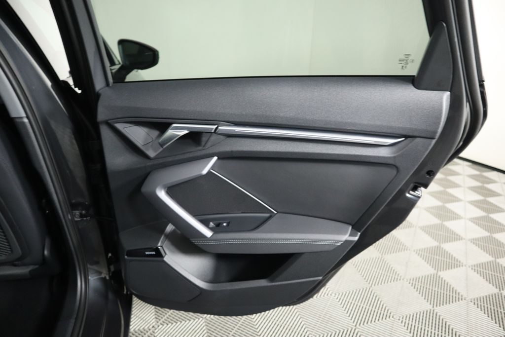 Vehicle image 29 of 34