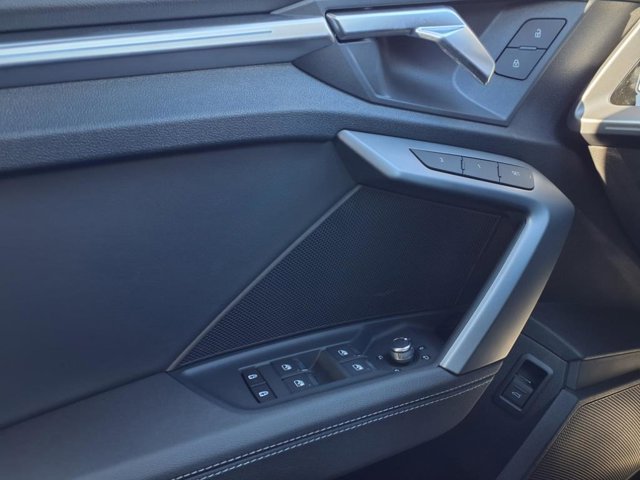 Vehicle image 12 of 21