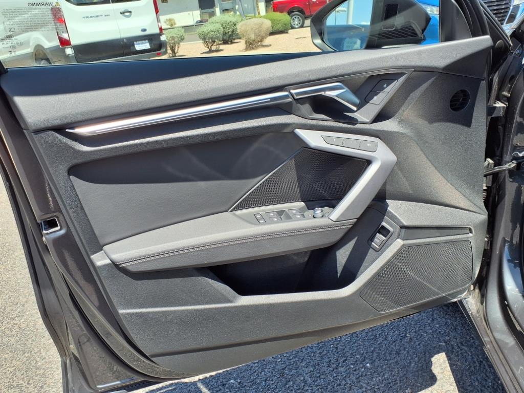 Vehicle image 18 of 34
