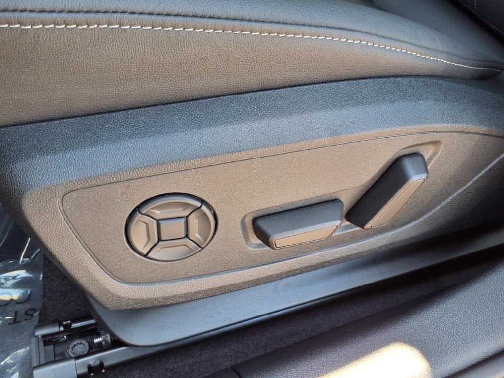Vehicle image 21 of 34