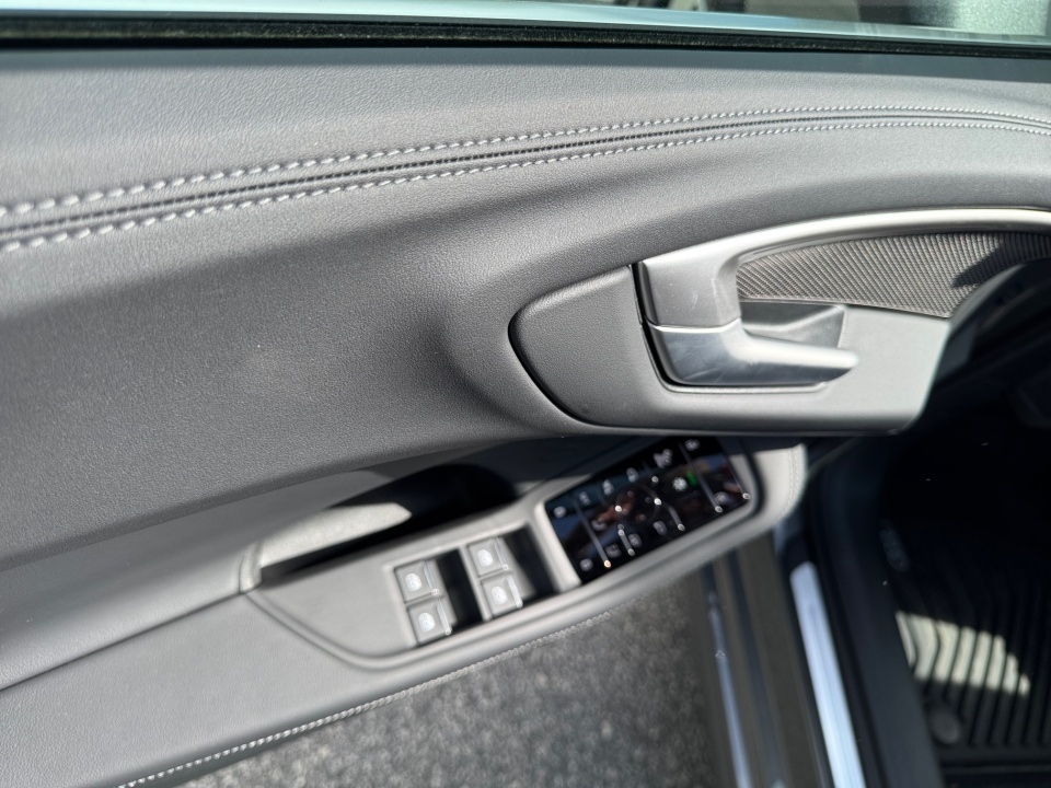 Vehicle image 32 of 35