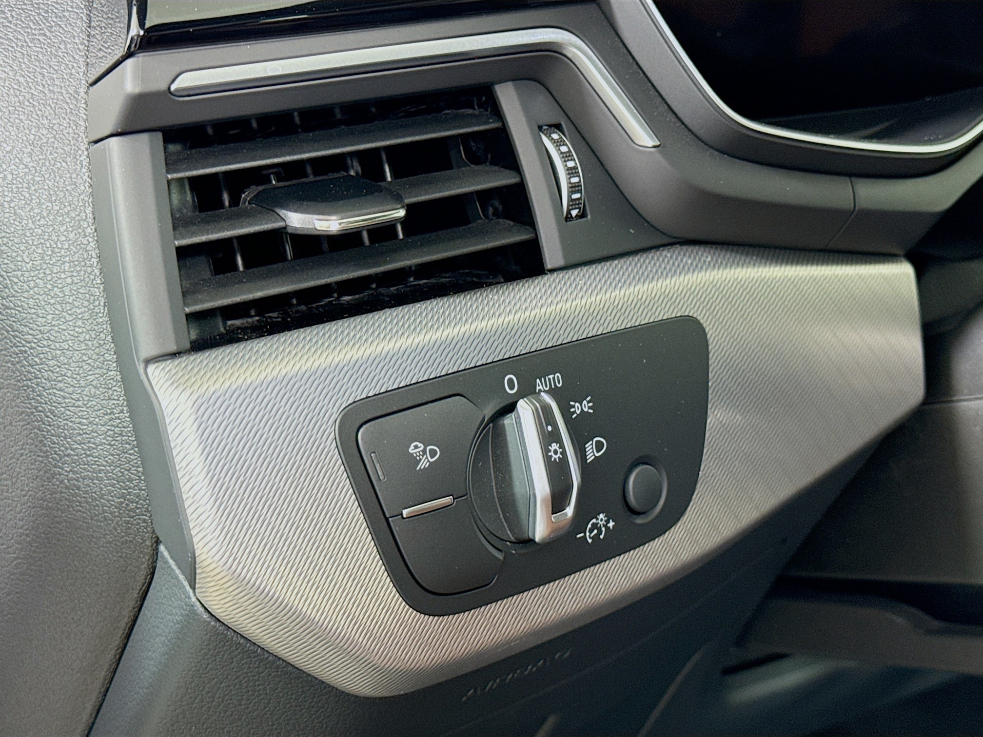 Vehicle image 28 of 31