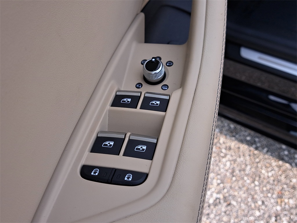 Vehicle image 19 of 31
