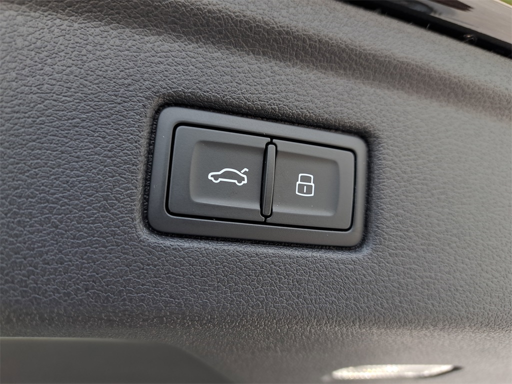 Vehicle image 8 of 31