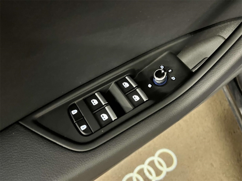 Vehicle image 21 of 31