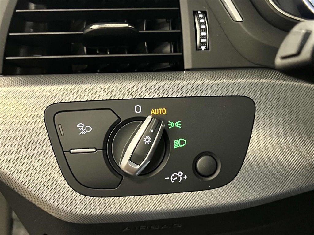 Vehicle image 20 of 31