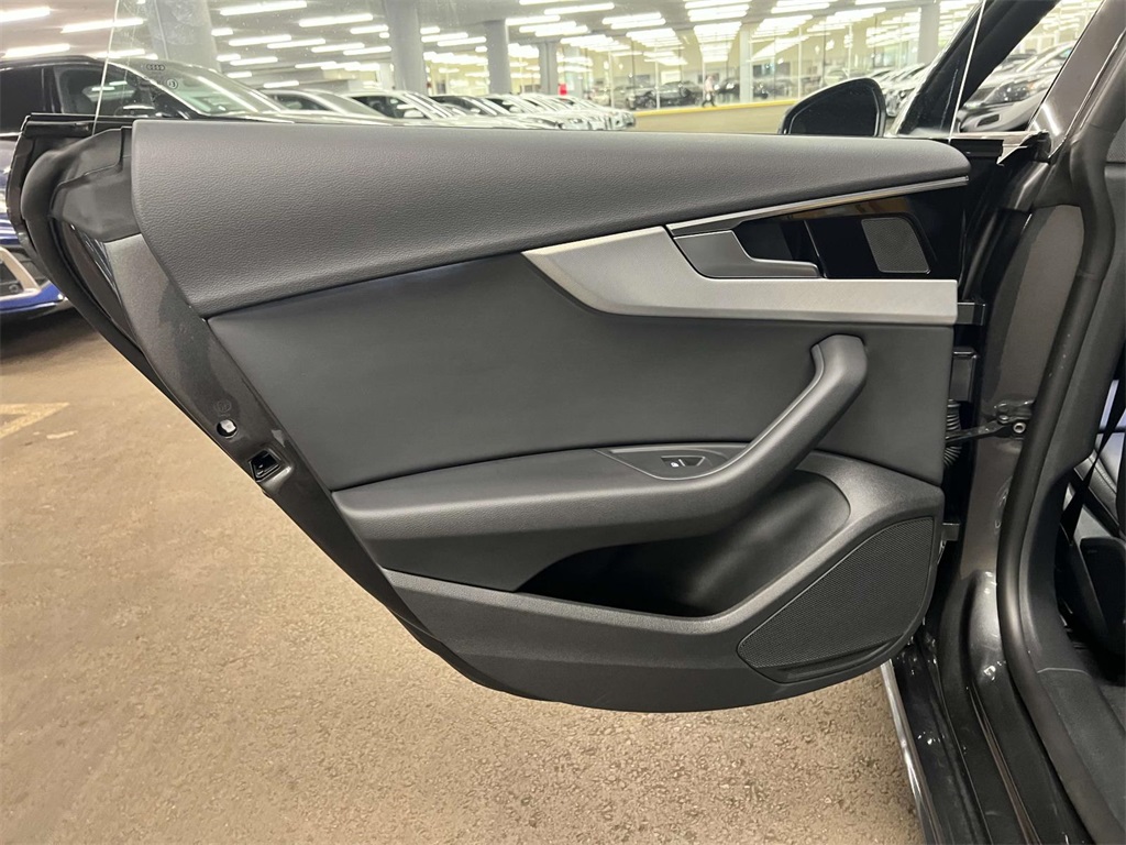Vehicle image 23 of 31