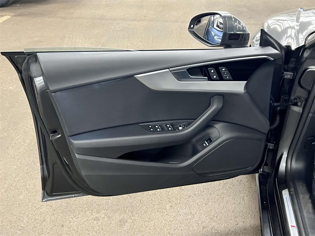 Vehicle image 17 of 31