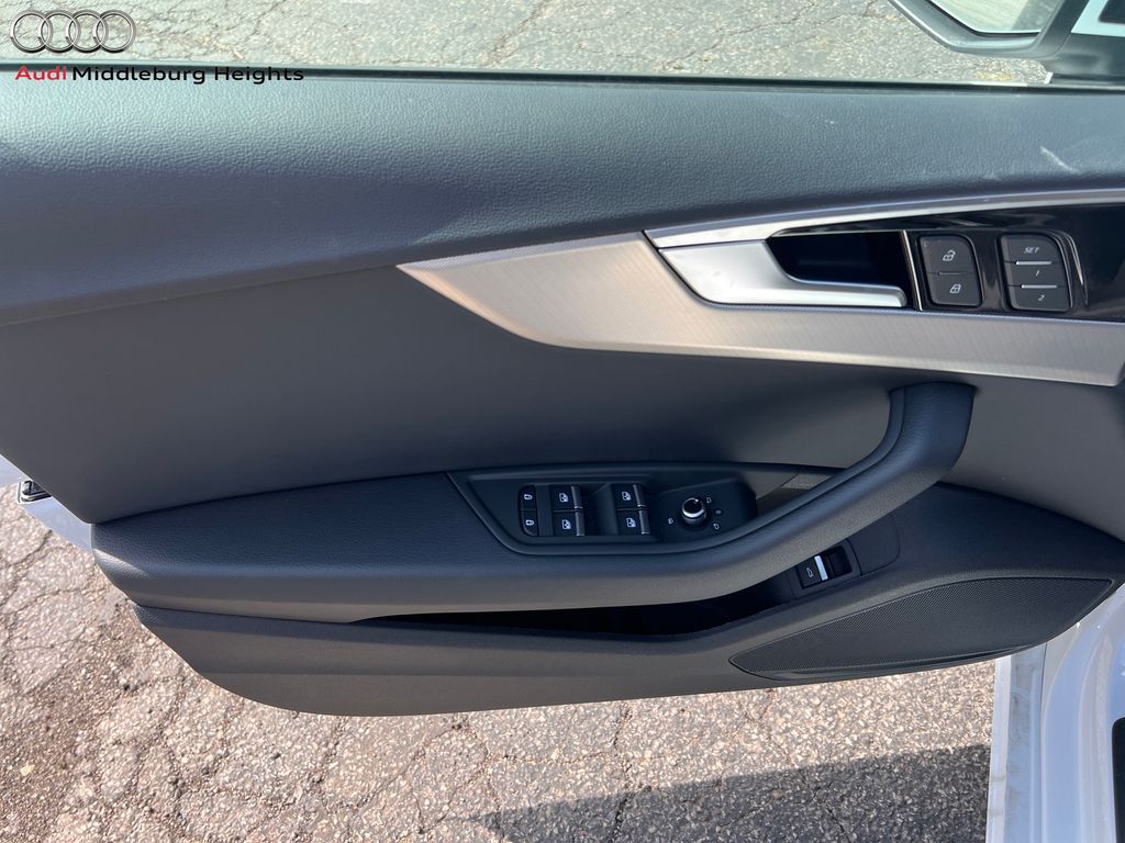 Vehicle image 29 of 44