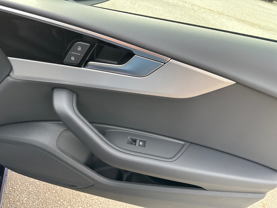 Vehicle image 31 of 35