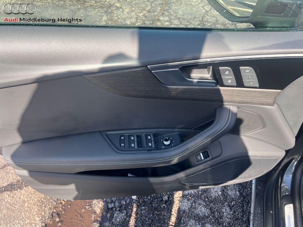 Vehicle image 28 of 41