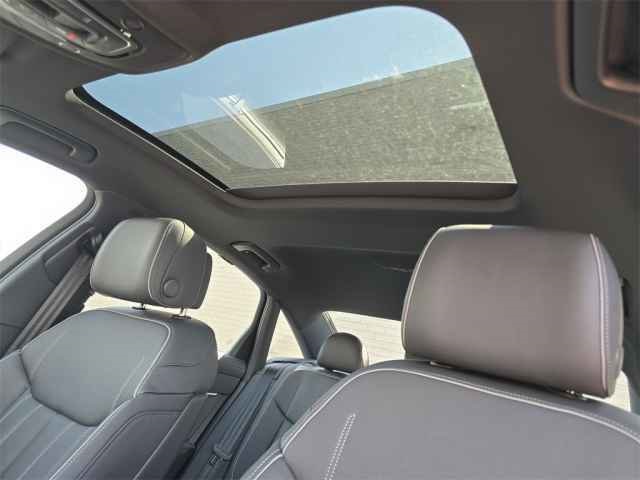 Vehicle image 10 of 47