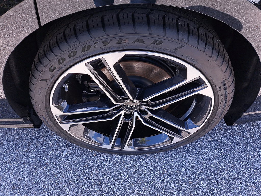 2025 Audi A8 Base Image 5 of 32