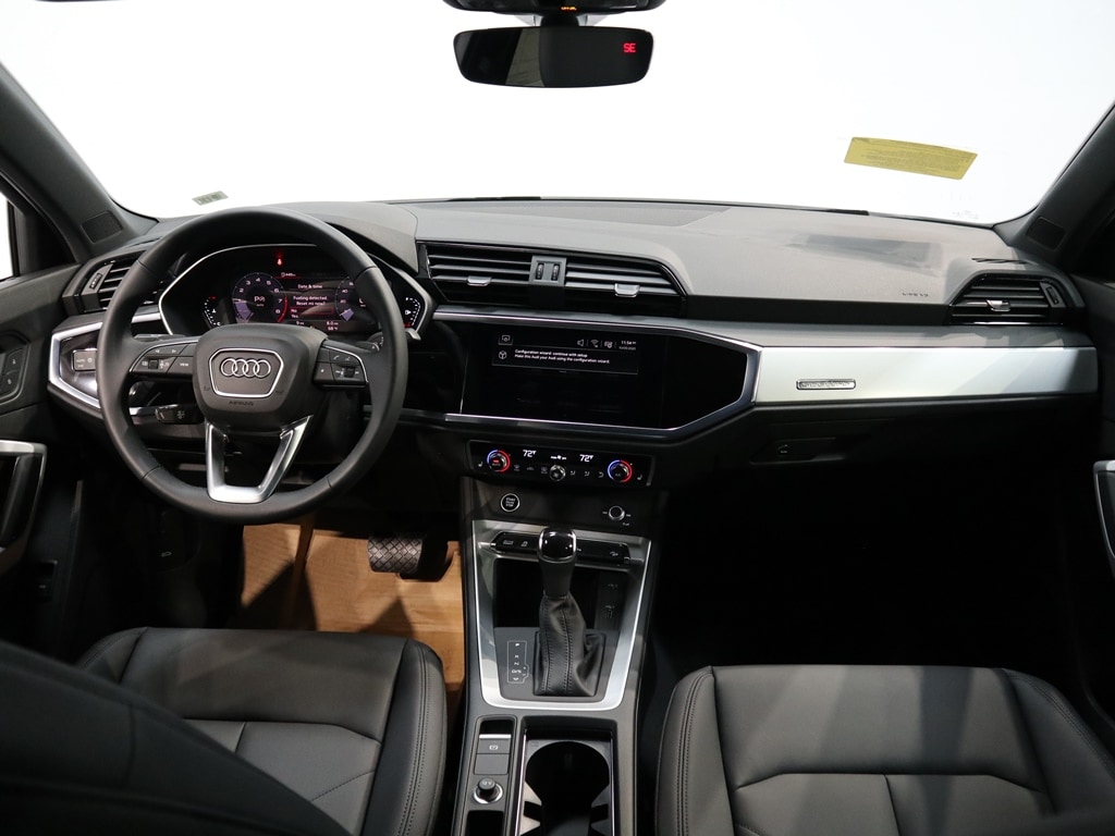 Vehicle image 9 of 11