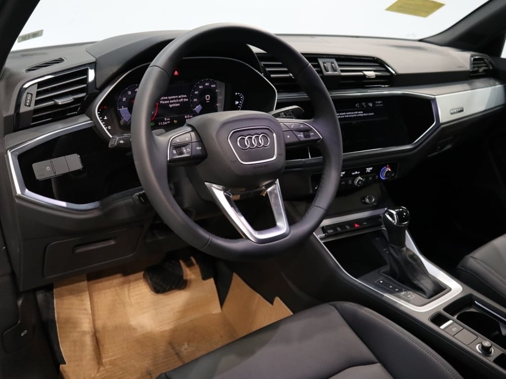 Vehicle image 8 of 11