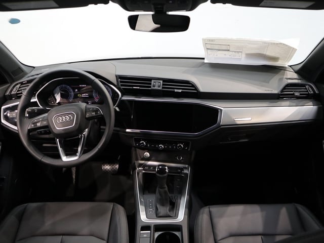 Vehicle image 8 of 10