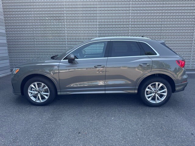 Vehicle image 4 of 15
