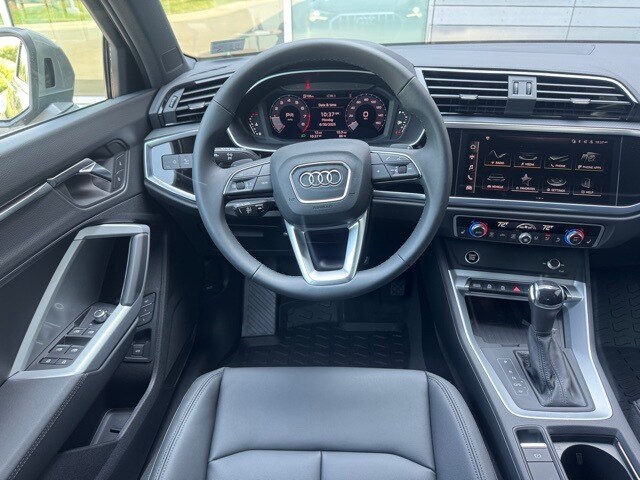 Vehicle image 10 of 15