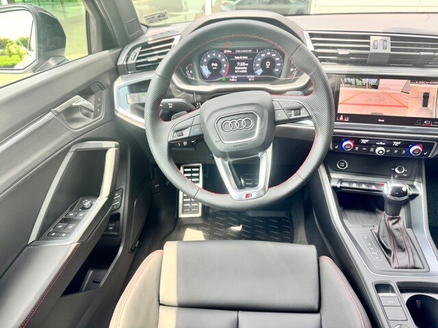 Vehicle image 11 of 16