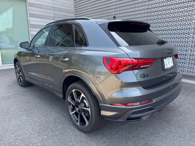 Vehicle image 5 of 17