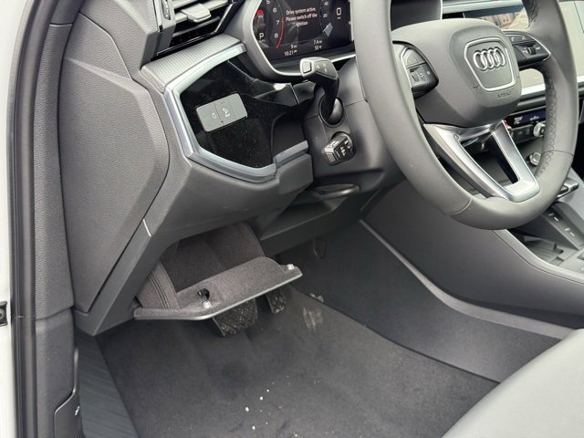 Vehicle image 10 of 26