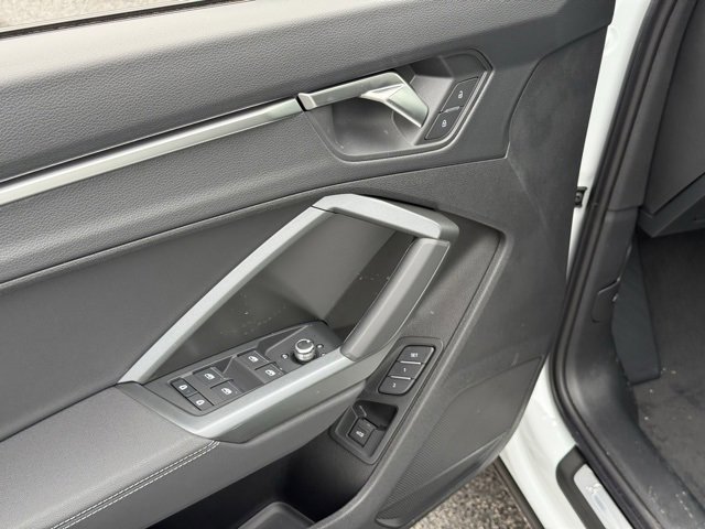 Vehicle image 11 of 26