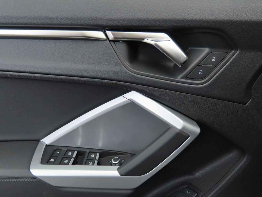 Vehicle image 24 of 33