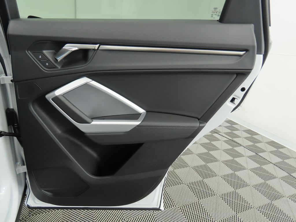 Vehicle image 28 of 33