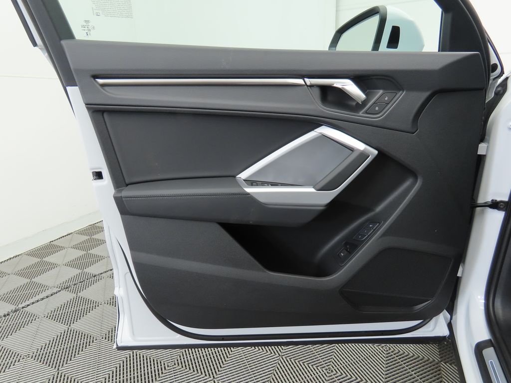 Vehicle image 25 of 33