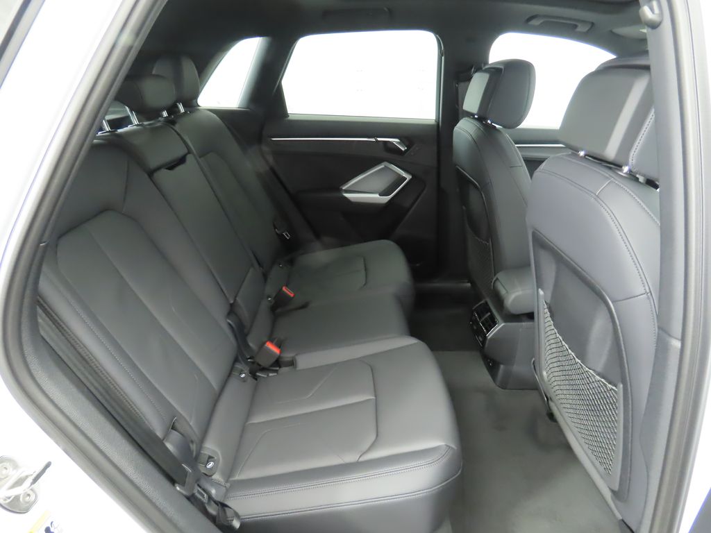 Vehicle image 23 of 33