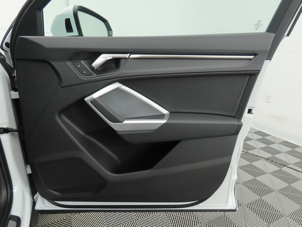Vehicle image 26 of 33