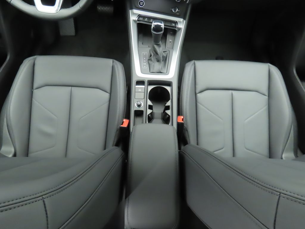 Vehicle image 17 of 33