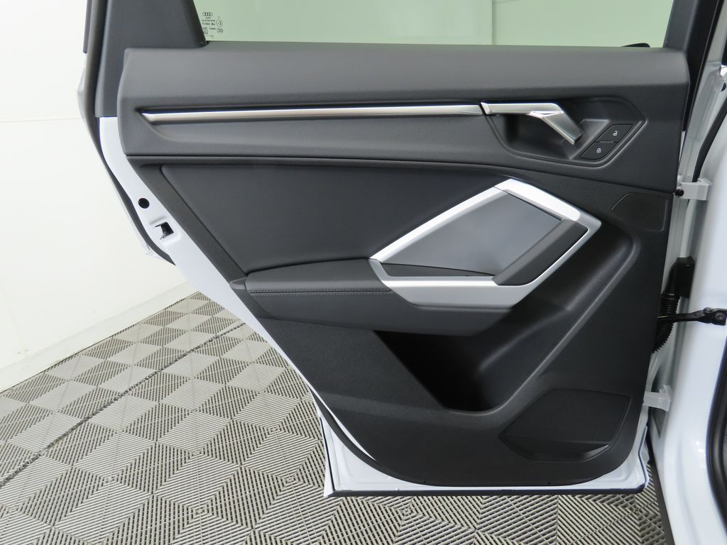 Vehicle image 27 of 33