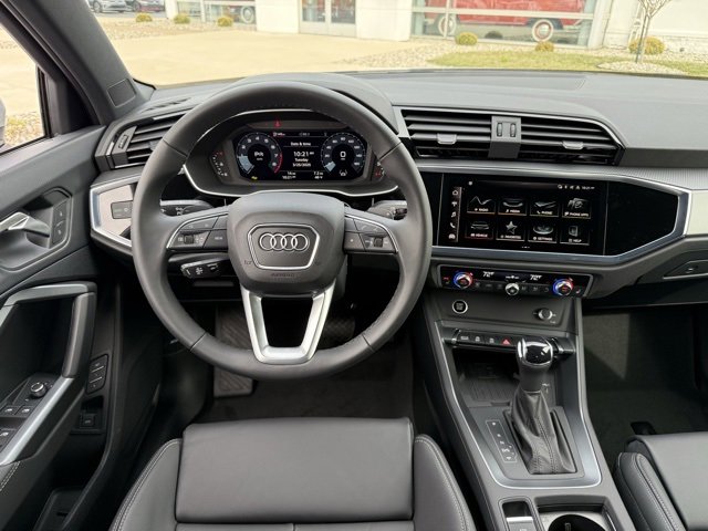 Vehicle image 17 of 25