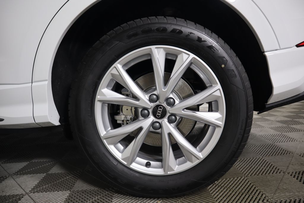 Vehicle image 32 of 34