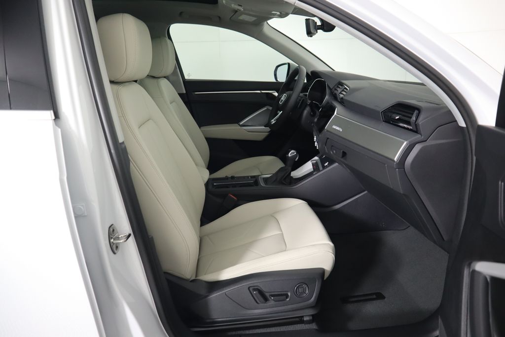 Vehicle image 22 of 34