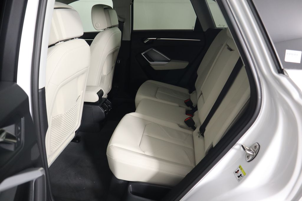 Vehicle image 23 of 34