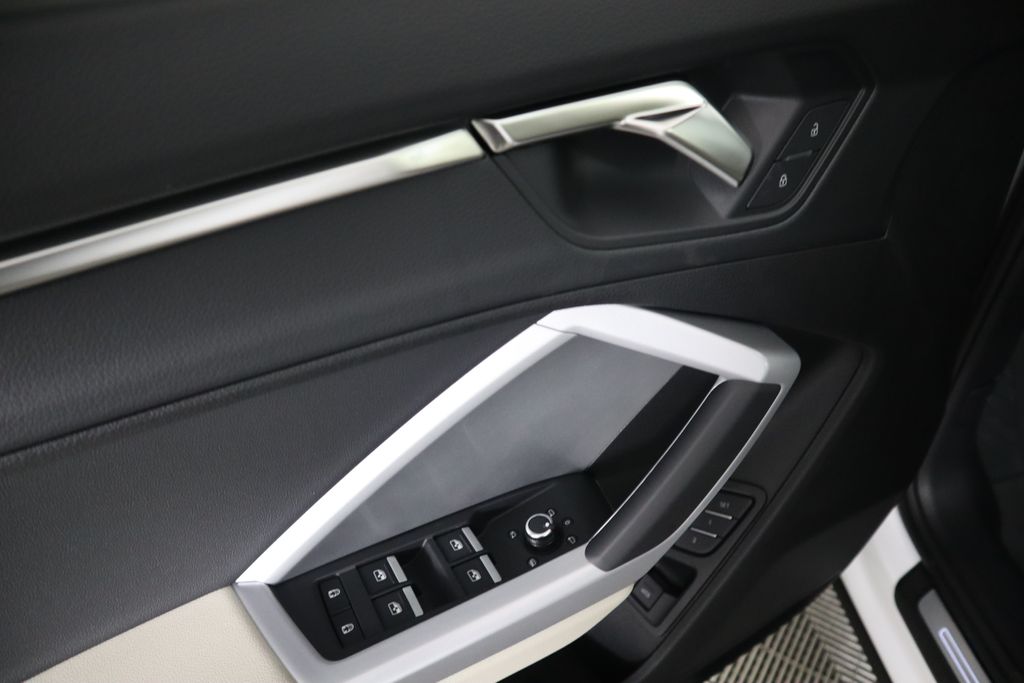 Vehicle image 25 of 34