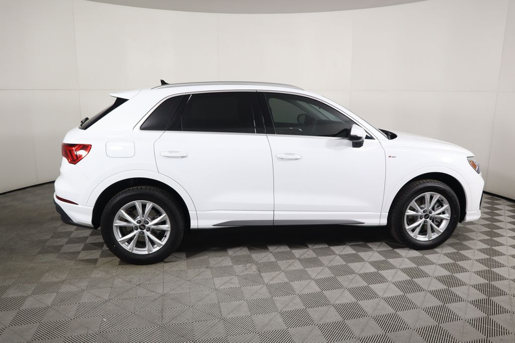 Vehicle image 4 of 34